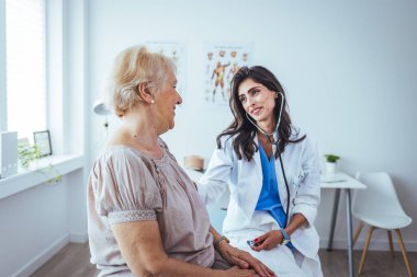 Doktor, hemşire resepsiyonunda yaşlı bir kadına...