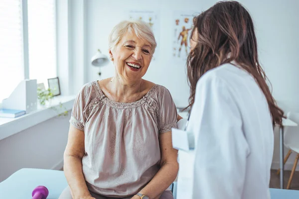Doctor Giving Senior Woman Nursing Advice — Stock Photo, Image