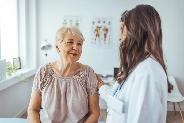 Dokter Memberikan Wanita Senior Pada Nasihat Keperawatan — Stok Foto