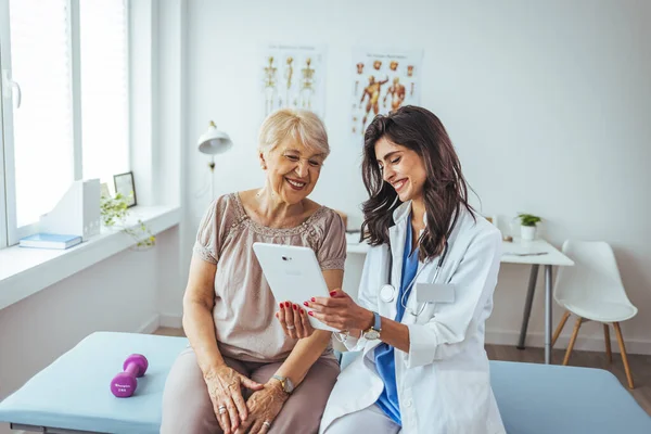 Female Doctor Her Senior Patient Looking Tablet — Stock Photo, Image