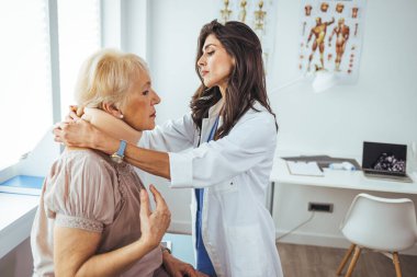 Klinikte boyun ziyaretçisi olan genç bir kadın. Doktor muayenehanedeki bir hastayı muayene ediyor. Doktor, hastanede boyun tasması olan kıdemli bir hastayla konuşuyor.