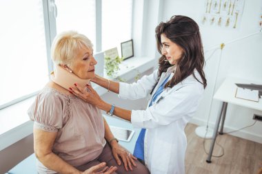 Klinikte boyun ziyaretçisi olan genç bir kadın. Doktor muayenehanedeki bir hastayı muayene ediyor. Doktor, hastanede boyun tasması olan kıdemli bir hastayla konuşuyor.