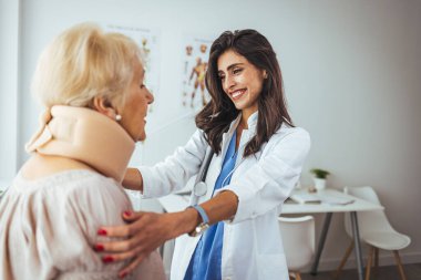 Klinikte boyun ziyaretçisi olan genç bir kadın. Doktor muayenehanedeki bir hastayı muayene ediyor. Doktor, hastanede boyun tasması olan kıdemli bir hastayla konuşuyor.