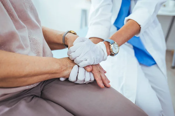 Ung Kvinnlig Läkare Som Håller Hand Med Sin Äldre Patient — Stockfoto
