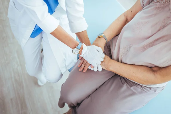 Young Female Doctor Holding Hand Her Senior Patient Clinic — Stock Photo, Image