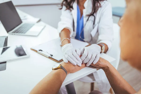 Doutor Paciente Estão Discutindo Algo Clínica Apenas Mãos Mesa Medicina — Fotografia de Stock