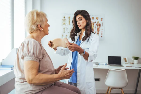 Doctor Examinando Radiografía Una Paciente Mayor Lleva Collar Cervical Tiene — Foto de Stock