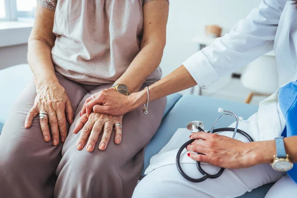 女医生拍的截图牵着老年病人的手 医生帮助老年痴呆症患者 女性护理人员牵着老年妇女的手 — 图库照片