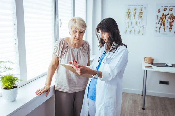 Paciente Mayor Que Habla Con Una Doctora Durante Una Consulta — Foto de Stock