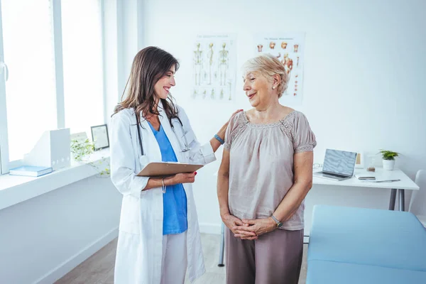 Portrait Female Doctor Explaining Diagnosis Her Patient Female Doctor Meeting — Stock Photo, Image
