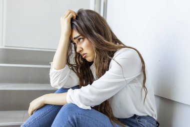 Genç depresif ve umutsuz bir işkadını yalnız mobbing kurbanı olmak ya da işini kaybetmek ateş stres ve depresyon kriz acı sokak merdiven üzerinde oturmuş ağlıyor