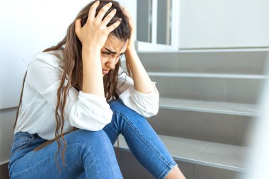 stres ve depresyon kriz mobbing kurbanı olmak acı sokak merdiven üzerinde tek başına oturmuş ağlıyor ya da işini kaybetmek ateş genç depresif ve umutsuz Asya Kore işkadını