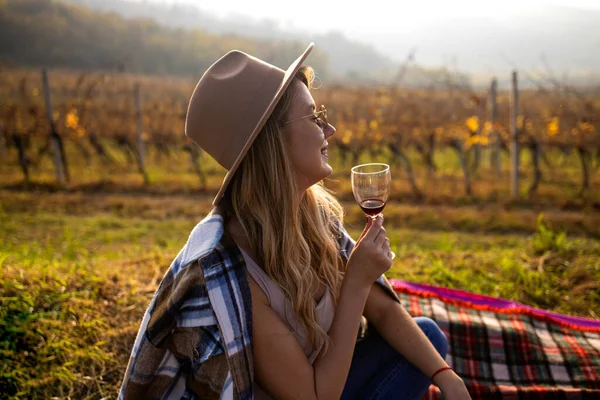 ブドウ畑でワインを味わう豪華な女性の肖像画 美しいワインの試飲観光の女性の屋外肖像画 ブドウ畑で白ワインのガラスと女性のワインメーカー — ストック写真
