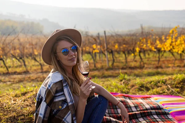 Retrato Mulher Sorrindo Bebendo Vinho Tinto Vinha Durante Pôr Sol — Fotografia de Stock