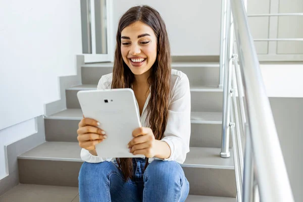 Studentin Sitzt Mit Tablet Auf Der Treppe Junge Studentin Mit — Stockfoto