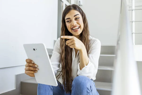Geschäftsfrau Mit Einem Digitalen Tablet Auf Der Treppe Einem Modernen — Stockfoto