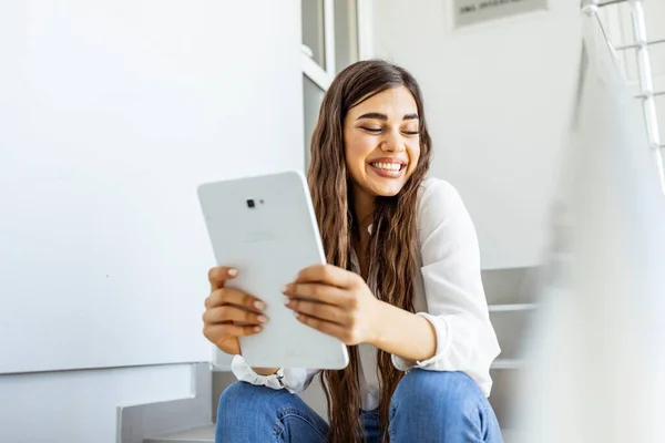 若い女性はデジタルタブレット コピースペース で何かを見ています 魅力的な若い実業家の一人で彼女のオフィスに座っているとタブレット上で作業の作物のショット — ストック写真