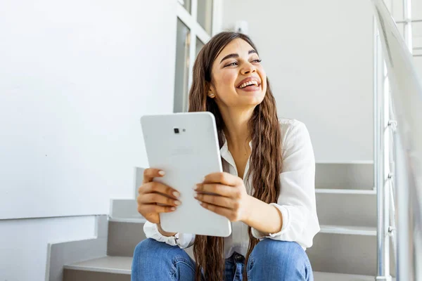 若い女性はデジタルタブレット コピースペース で何かを見ています 魅力的な若い実業家の一人で彼女のオフィスに座っているとタブレット上で作業の作物のショット — ストック写真