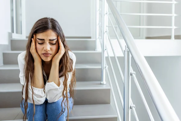 Aggódó Fiatal Üzletasszony Lépcsőházban Üzletasszony Stresszesnek Tűnik Irodában Egy Félrenéz — Stock Fotó