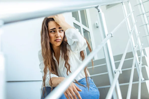 商界女性在工作压力下坐在室内楼梯上 概念工作生活平衡 精疲力竭综合症 来自同事的压力 — 图库照片