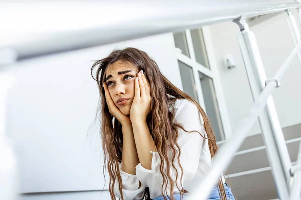 商界女性在工作压力下坐在室内楼梯上 概念工作生活平衡 精疲力竭综合症 来自同事的压力 — 图库照片