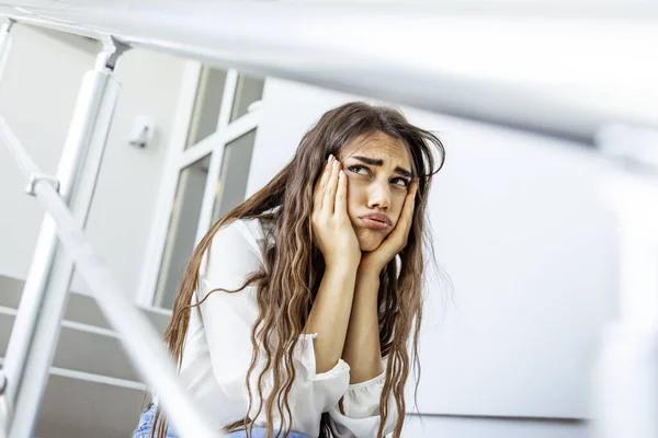 焦虑的年轻的 美丽的高加索女商人 厌倦了坐在楼梯上工作 被解雇 失落和情绪低落的观念 — 图库照片