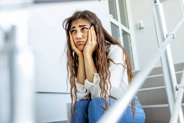Aggódó Fiatal Üzletasszony Lépcsőházban Üzletasszony Stresszesnek Tűnik Irodában Egy Félrenéz — Stock Fotó
