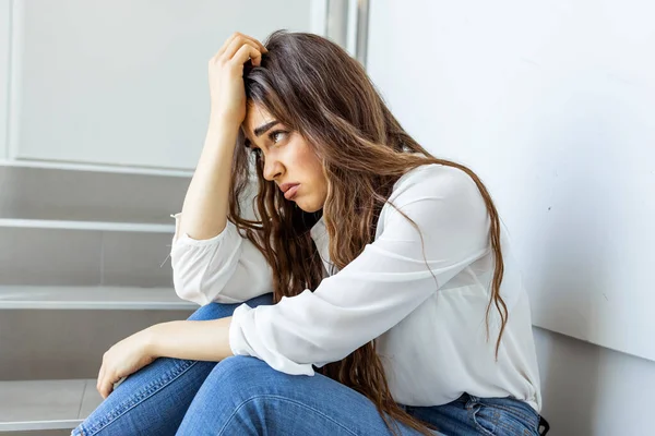 Fiatal Depressziós Kétségbeesett Üzletasszony Sírás Egyedül Utcai Lépcsőházban Szenvedés Stressz — Stock Fotó