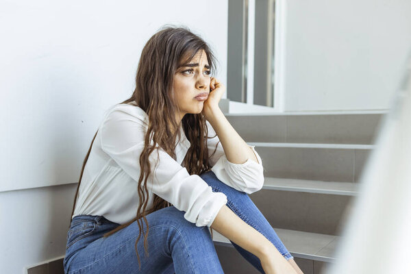 Деловые женщины испытывают стресс от работы, сидя перед лестницей. Баланс трудовой жизни, концепция усталости от насущных бизнес-проблем в Ковидский период.