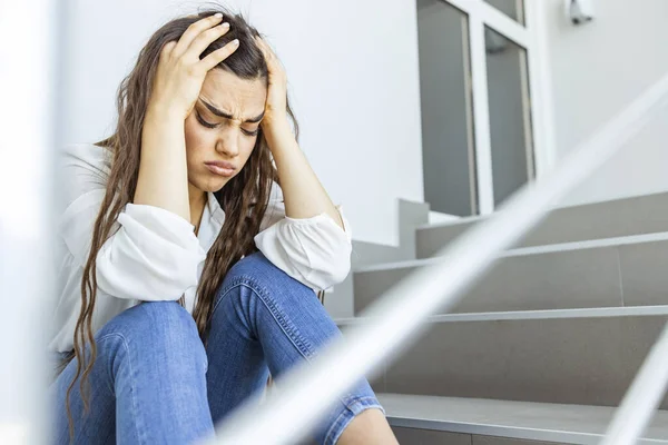 Mujer Triste Deprimida Sentada Las Escaleras Edificio Negocios Mujer Negocios — Foto de Stock