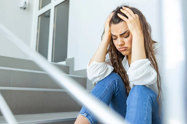 Mulher Triste Deprimida Sentada Nas Escadas Prédio Negócios Mulher Negócios — Fotografia de Stock