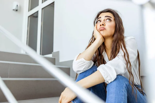 Una Joven Mujer Negocios Preocupada Oficina Escaleras Una Mujer Negocios — Foto de Stock