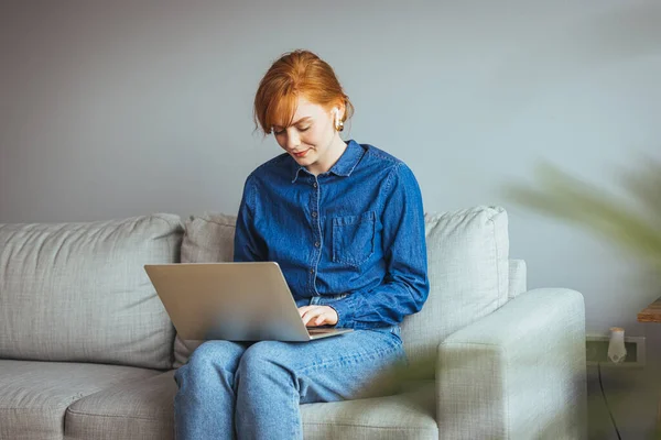 Jonge Vrouw Met Laptop Bril Zitten Bank Thuis — Stockfoto