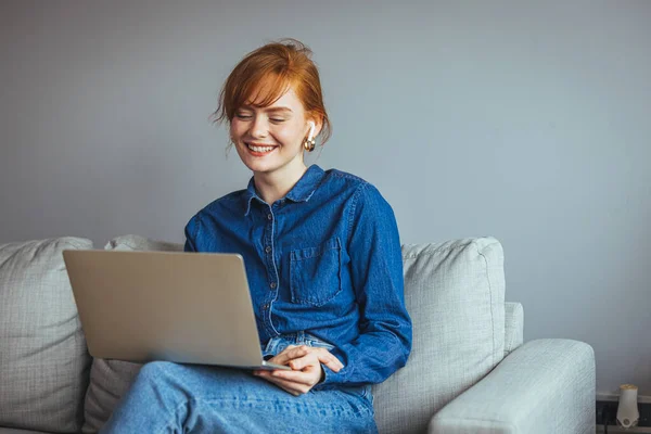 Ung Kvinna Med Laptop Och Glasögon Sitter Soffan Hemma — Stockfoto