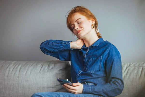 Frustrierte Junge Frau Mit Nackenschmerzen Massiert Ihren Nacken Während Sie — Stockfoto