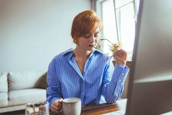 Portret Pięknej Kobiety Pracującej Przy Komputerze Pijącej Kawę — Zdjęcie stockowe