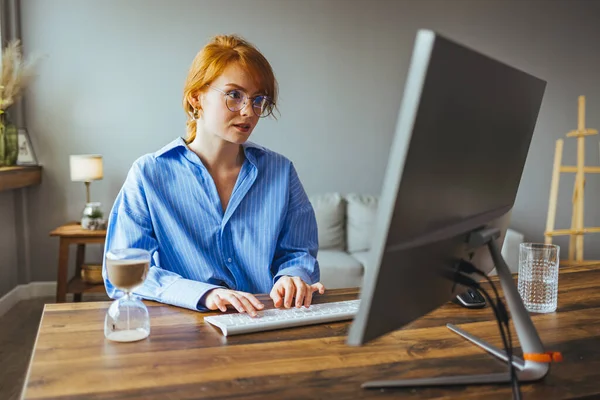 Młoda Kobieta Pracownik Zajęty Pracy Komputerze Pisania List Biznesowy Klienta — Zdjęcie stockowe