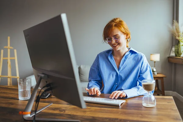 Jong Vrouwelijk Werknemer Druk Bezig Met Computer Typen Schrijven Zakelijke — Stockfoto