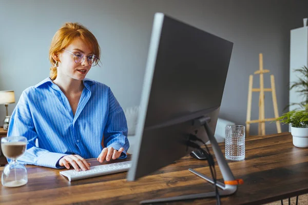 Jong Vrouwelijk Werknemer Druk Bezig Met Computer Typen Schrijven Zakelijke — Stockfoto