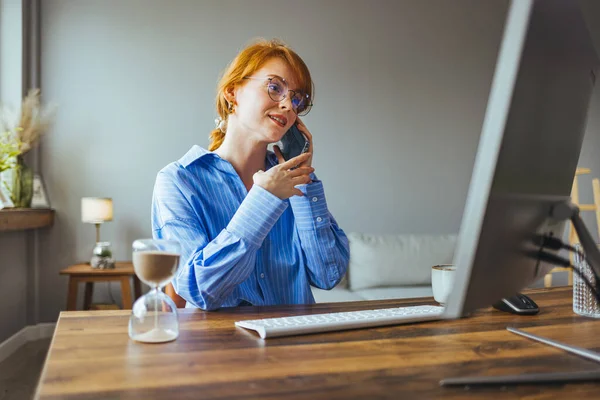 Schöne Junge Geschäftsfrau Mit Geschäftlichen Anrufen Büro Ihrem Arbeitsplatz Aufschreiben — Stockfoto