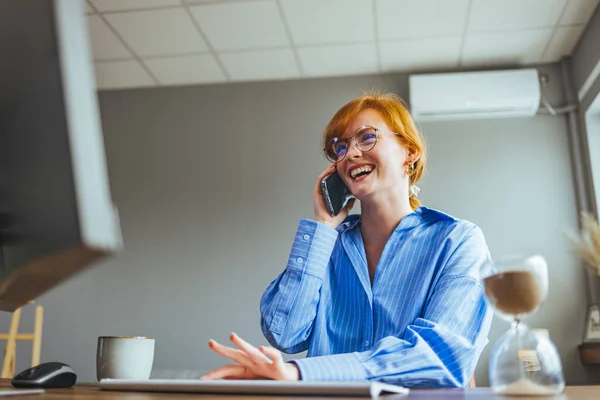 Schöne Junge Geschäftsfrau Mit Geschäftlichen Anrufen Büro Ihrem Arbeitsplatz Aufschreiben — Stockfoto