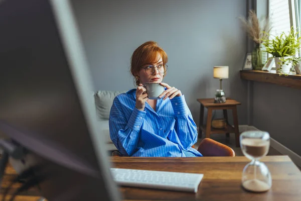 Mujer Bonita Pensativa Sentada Escritorio Pensando Estudiar Trabajar Computadora Casa —  Fotos de Stock