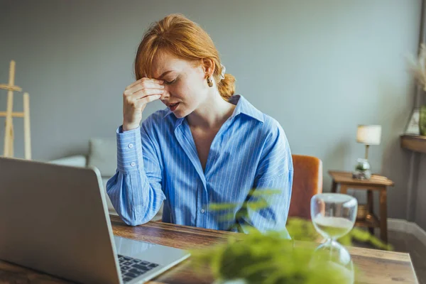 疲れビジネス女性マッサージ目疲労頭痛痛みを緩和し 疲れ女性労働者片頭痛の目の疲れ後にコンピュータの仕事 — ストック写真