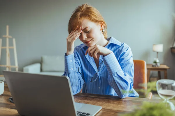 Zmęczona Bizneswoman Masująca Oczy Uczucie Zmęczenia Ból Głowy Łagodzenie Bólu — Zdjęcie stockowe
