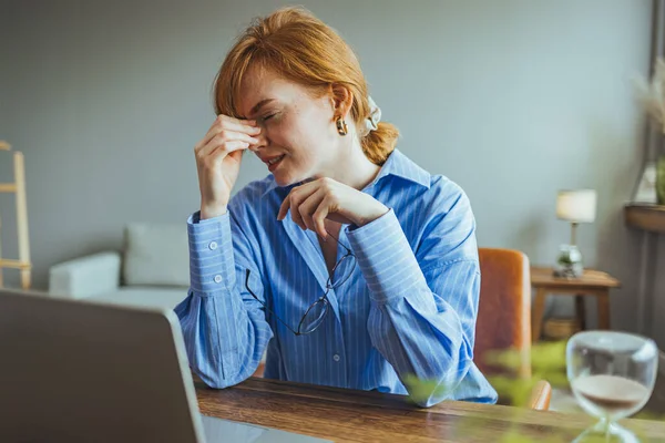 疲れビジネス女性マッサージ目疲労頭痛痛みを緩和し 疲れ女性労働者片頭痛の目の疲れ後にコンピュータの仕事 — ストック写真