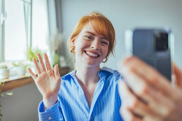 Glückliche Schöne Gen Teen Girl Blogger Lächelndes Gesicht Winkende Hand — Stockfoto