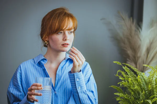Mooi Roodharig Meisje Met Glas Water Het Nemen Van Pil — Stockfoto