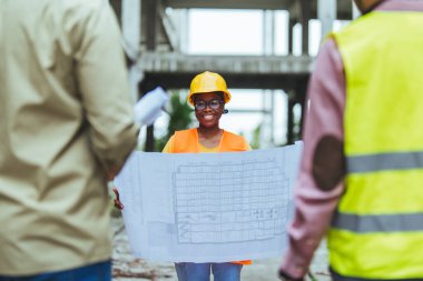 İnşaat alanında çalışan mimar ve mühendisler 