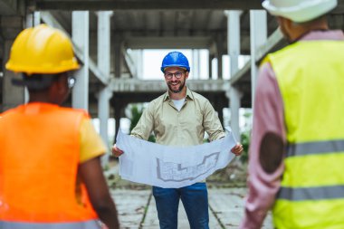 İnşaat alanında çalışan mimar ve mühendisler 