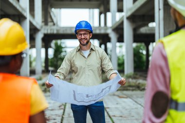 İnşaat alanında çalışan mimar ve mühendisler 